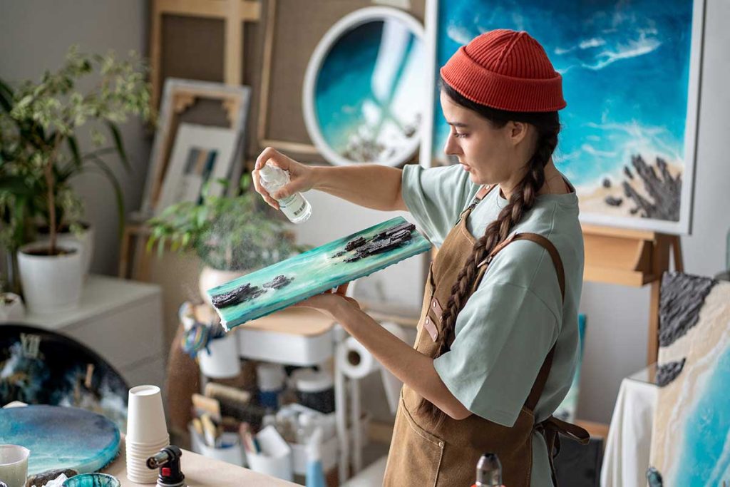 Pittori contemporanei sconosciuti ed emergenti al lavoro sulle opere d'arte